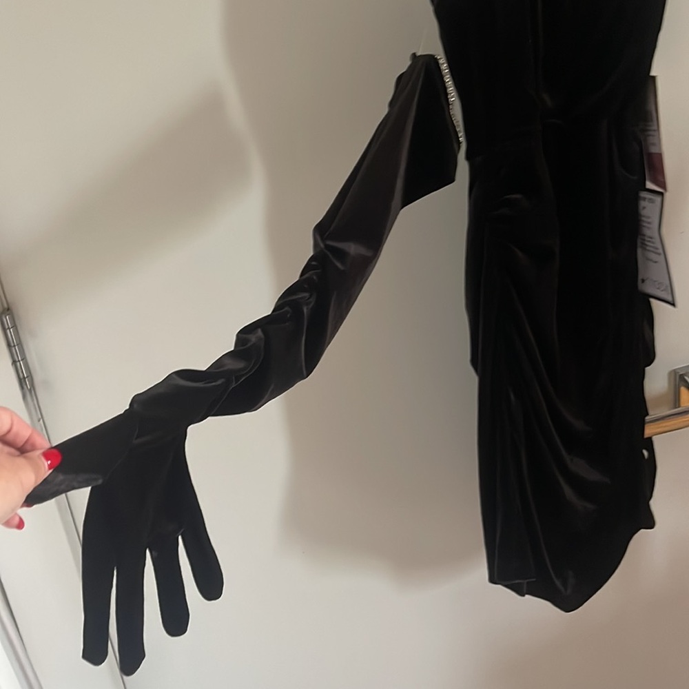 Black dress with rhinestone detail and gloves - Picture 2 of 4